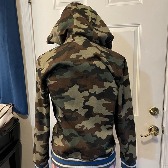Boys large Camouflage Levi’s zip up hoodie - Picture 2 of 3